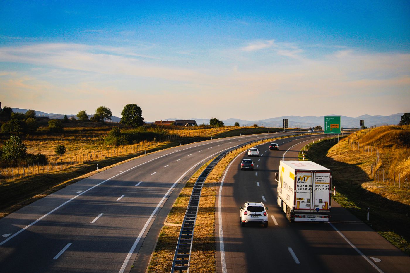 Voitures et camion sur une route en campagne